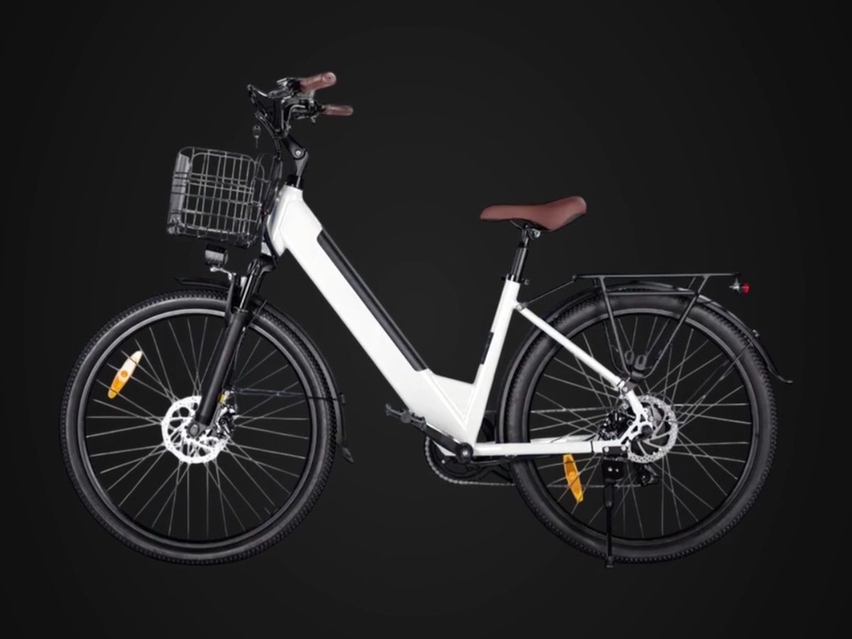 oZ-o City eBike bianca con telaio basso, cestino e portapacchi